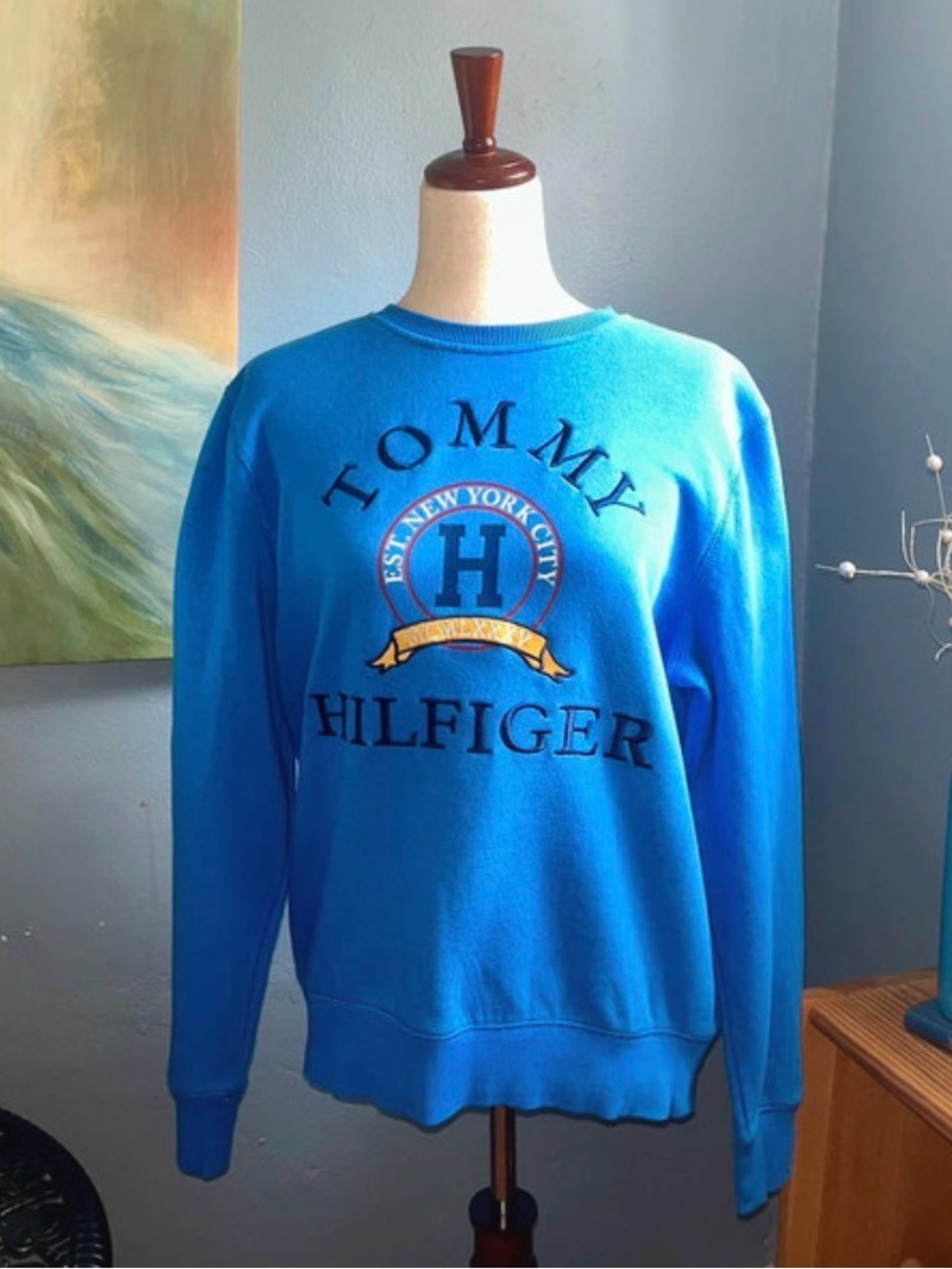 Unisex Tommy Hilfiger sweatshirt, like new. Will fit men’s medium/women’s large.